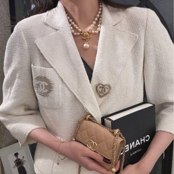 Authentic Chanel CC Logo Buttons Pocket White Cream Jacket Size 36 - Picture 1 of 16